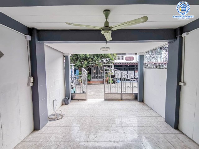 *****ทาวน์เฮ้าส์มือสองย่านกรุงเทพมหานคร ม.พระปิ่น2 ติดถนนบรมราชชนนี #หลังมุม เนื้อที่ 20 ตร.ว. ฟังก์ชัน 2 ห้องนอน 2 ห้องน้ำ 1 ที่จอดรถ แถมฟรี! 2 เครื่องปรับอากาศ บนทำเลเยี่ยม ใกล้รถไฟฟ้าสายสีน้ำเงิน "สถานีหลักสอง", เซ็นทรัลปิ่นเกล้า, ม.มหิดล และจุดขึ้นทางด่วน "ศรีรัช"